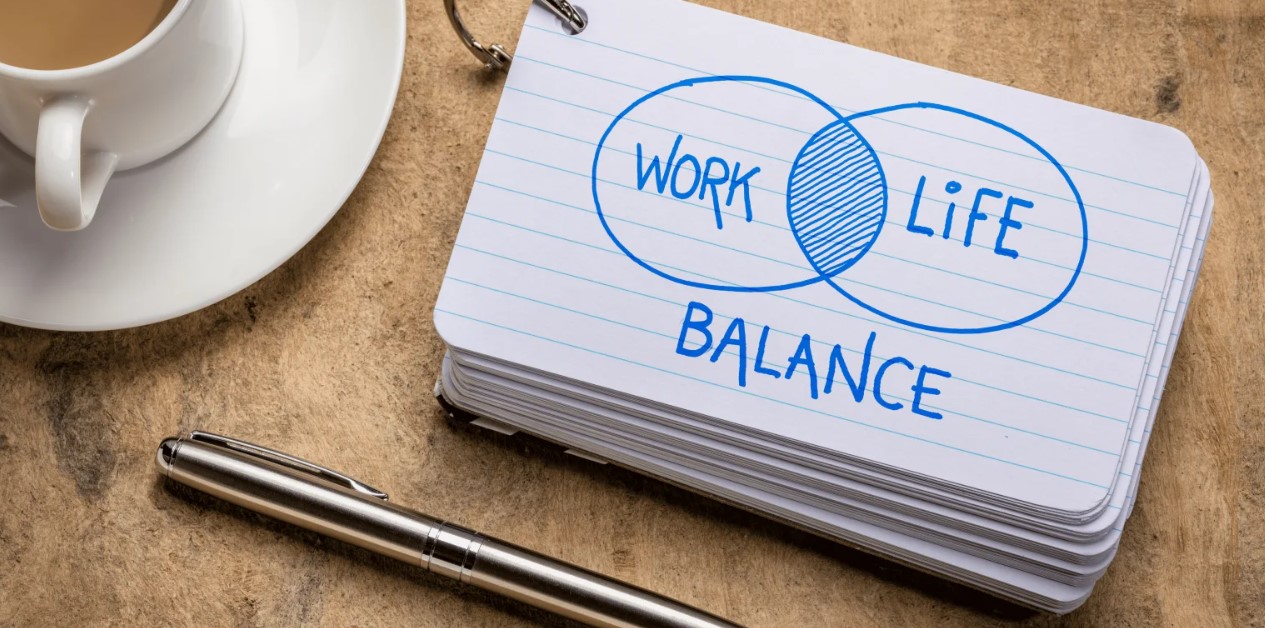 بررسی تعادل میان کار و زندگی شخصی
